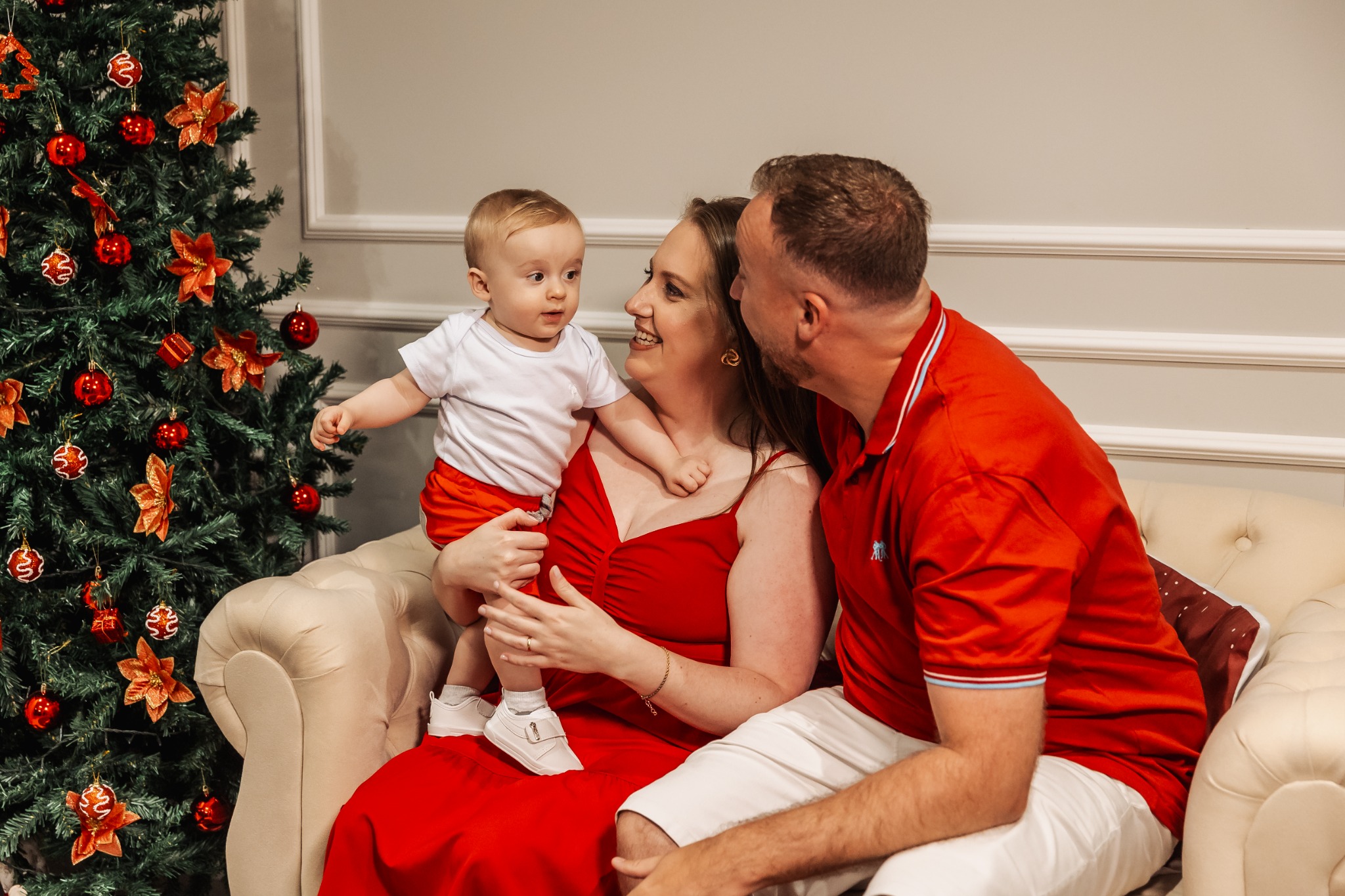Família compartilhando um momento de carinho no Natal
